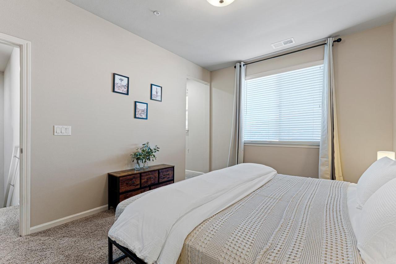 High End Midtown With Fireplace And Ensuite Baths *