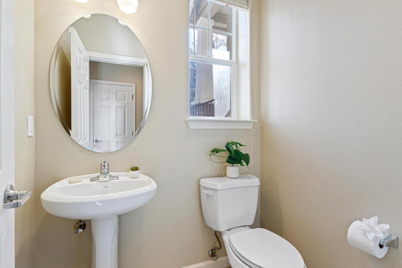 High End Midtown With Fireplace And Ensuite Baths Apartment Reno