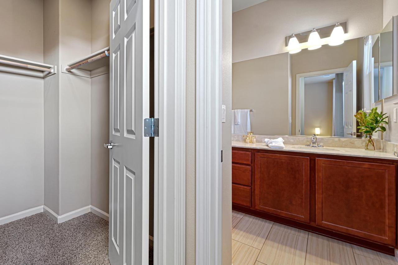 High End Midtown With Fireplace And Ensuite Baths Apartment *
