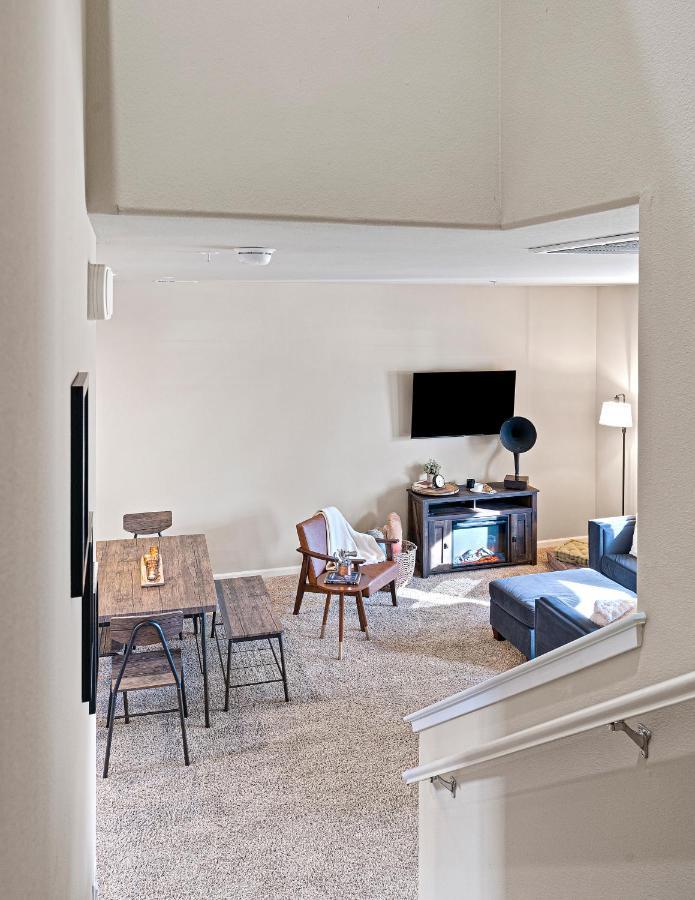 High End Midtown With Fireplace And Ensuite Baths Apartment *