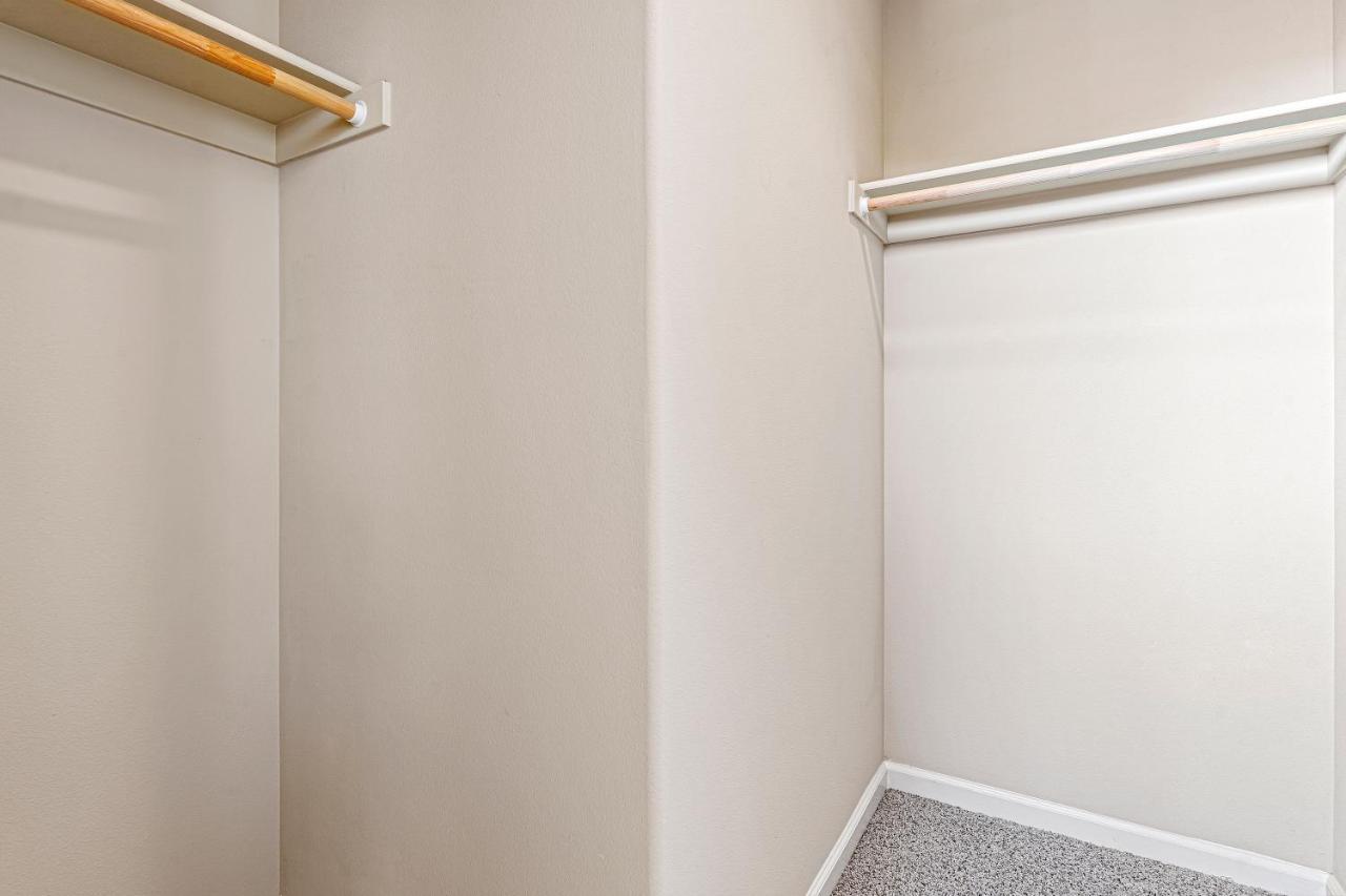 High End Midtown With Fireplace And Ensuite Baths Apartment