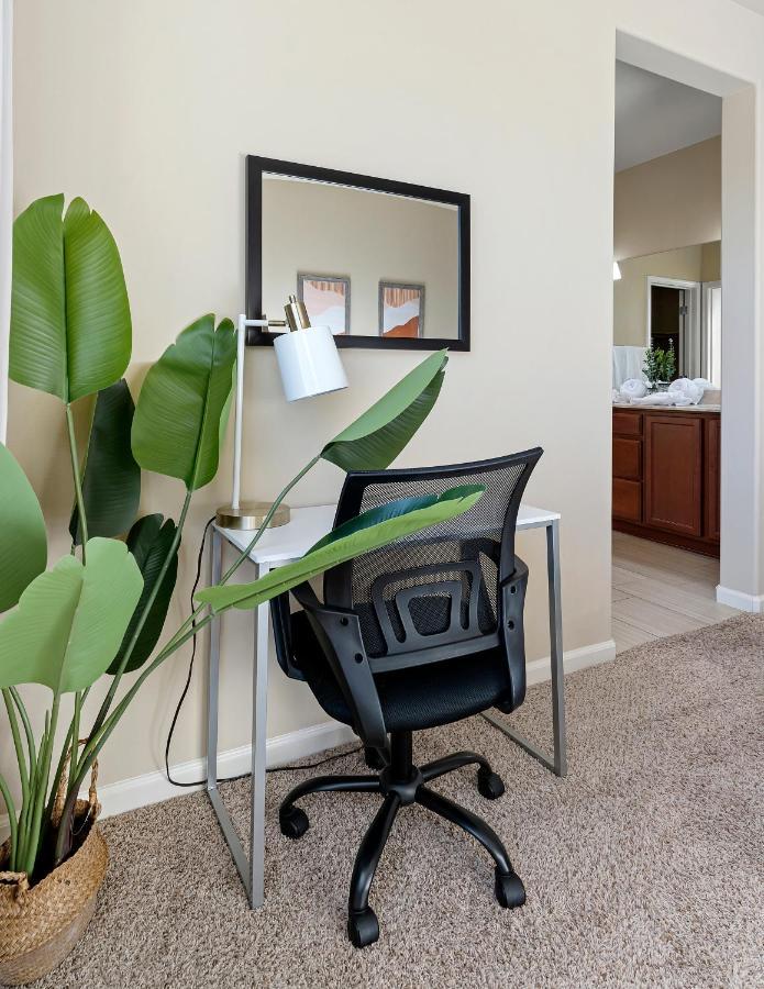 High End Midtown With Fireplace And Ensuite Baths