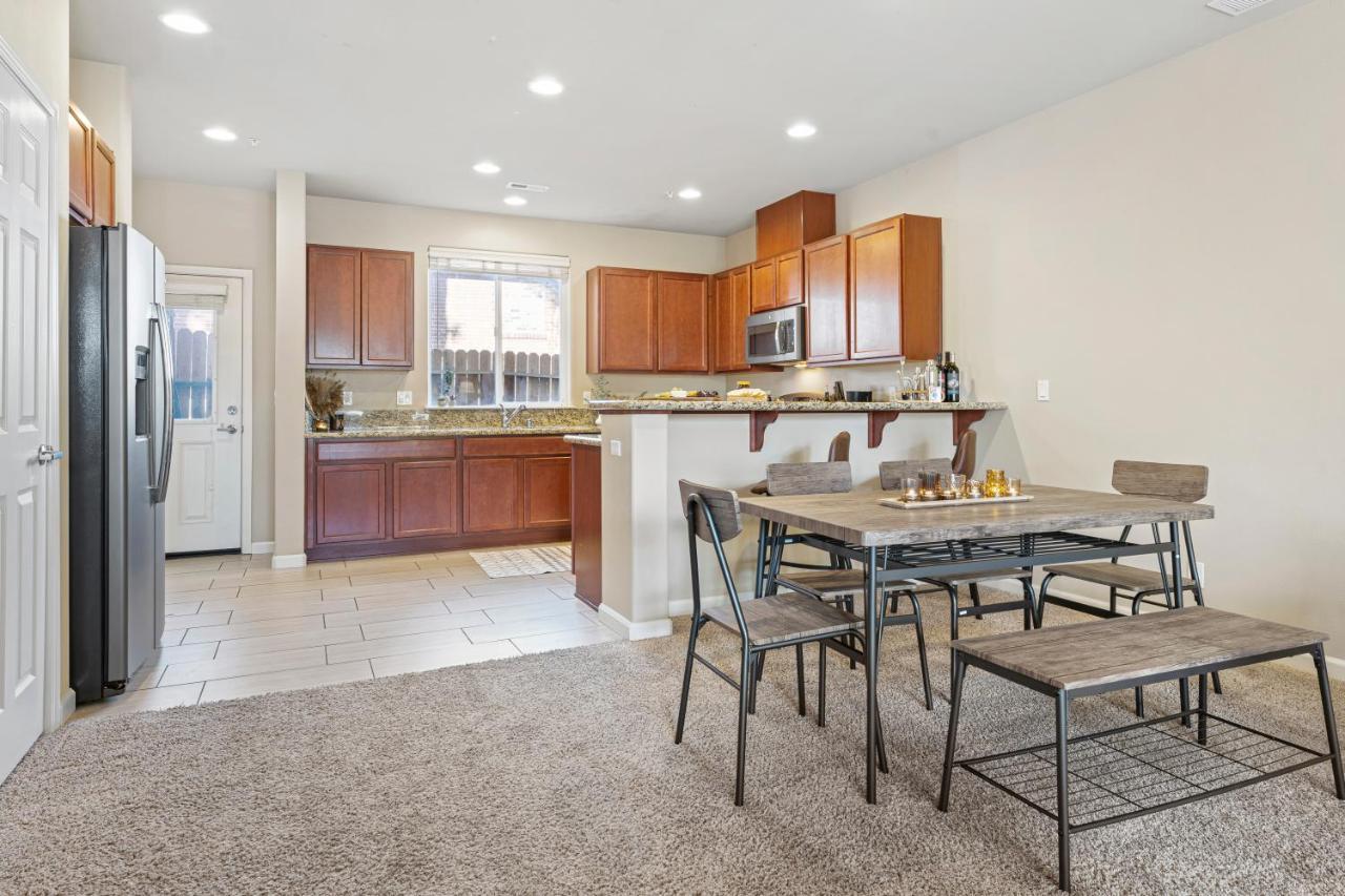 High End Midtown With Fireplace And Ensuite Baths Reno