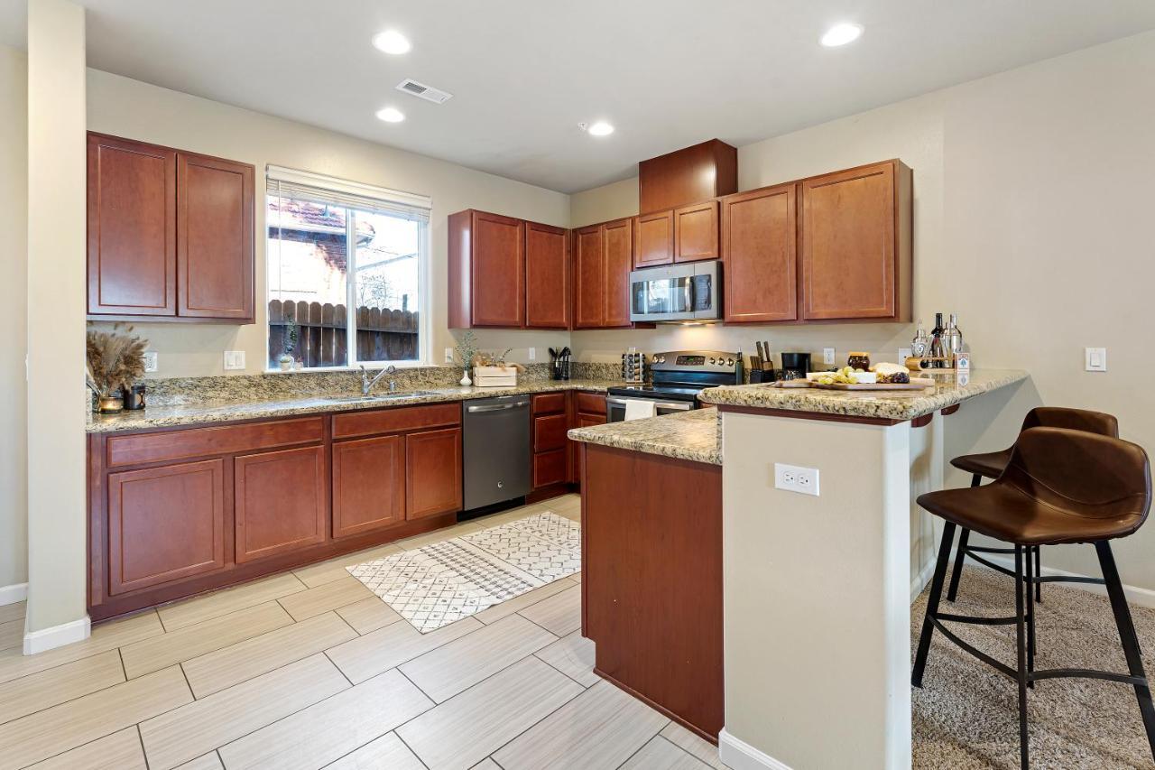 Apartment High End Midtown With Fireplace And Ensuite Baths Reno