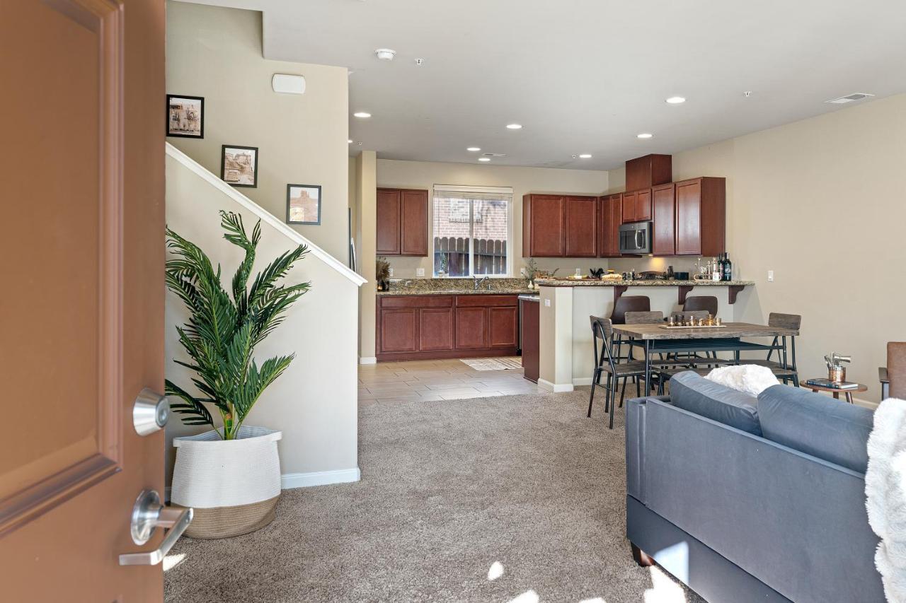 High End Midtown With Fireplace And Ensuite Baths Apartment *
