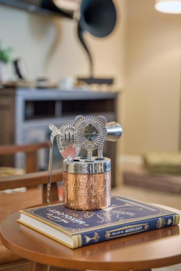 High End Midtown With Fireplace And Ensuite Baths Apartment