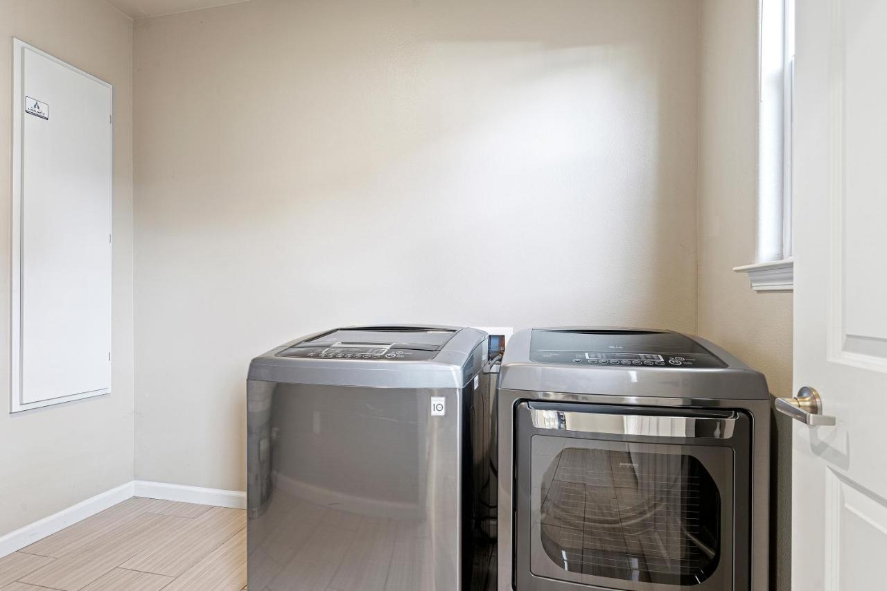 High End Midtown With Fireplace And Ensuite Baths Apartment *