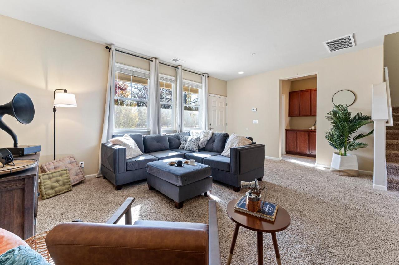 High End Midtown With Fireplace And Ensuite Baths Apartment *