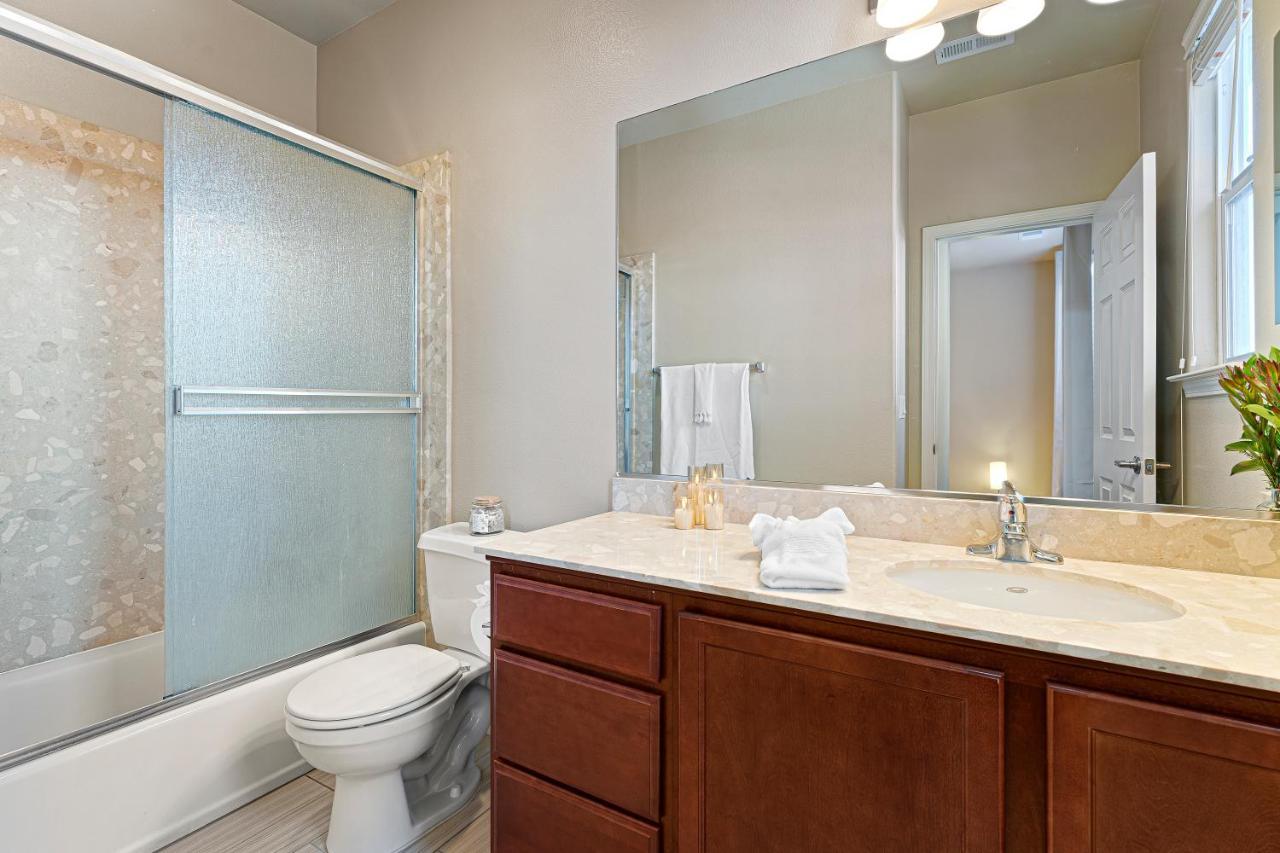 High End Midtown With Fireplace And Ensuite Baths Apartment