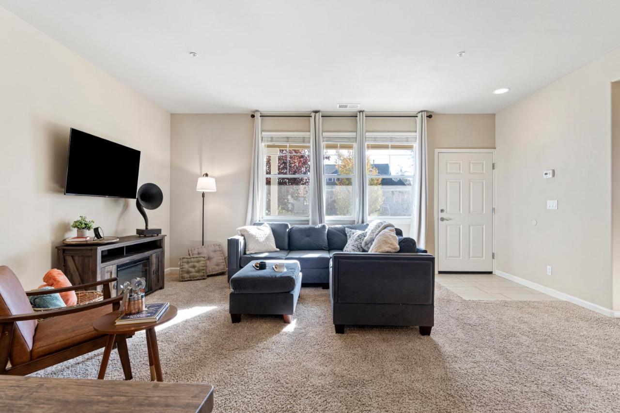 High End Midtown With Fireplace And Ensuite Baths *