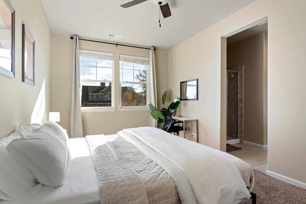 High End Midtown With Fireplace And Ensuite Baths Apartment Reno