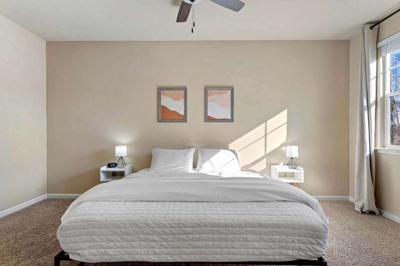 High End Midtown With Fireplace And Ensuite Baths