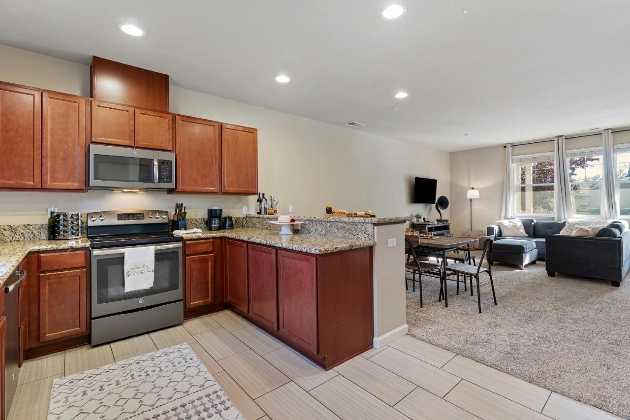 High End Midtown With Fireplace And Ensuite Baths Apartment