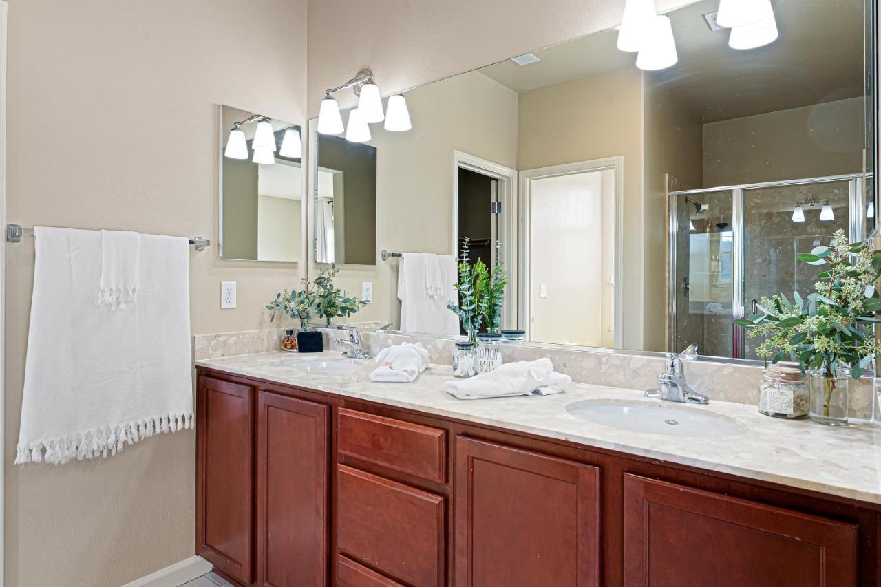 Apartment High End Midtown With Fireplace And Ensuite Baths Reno