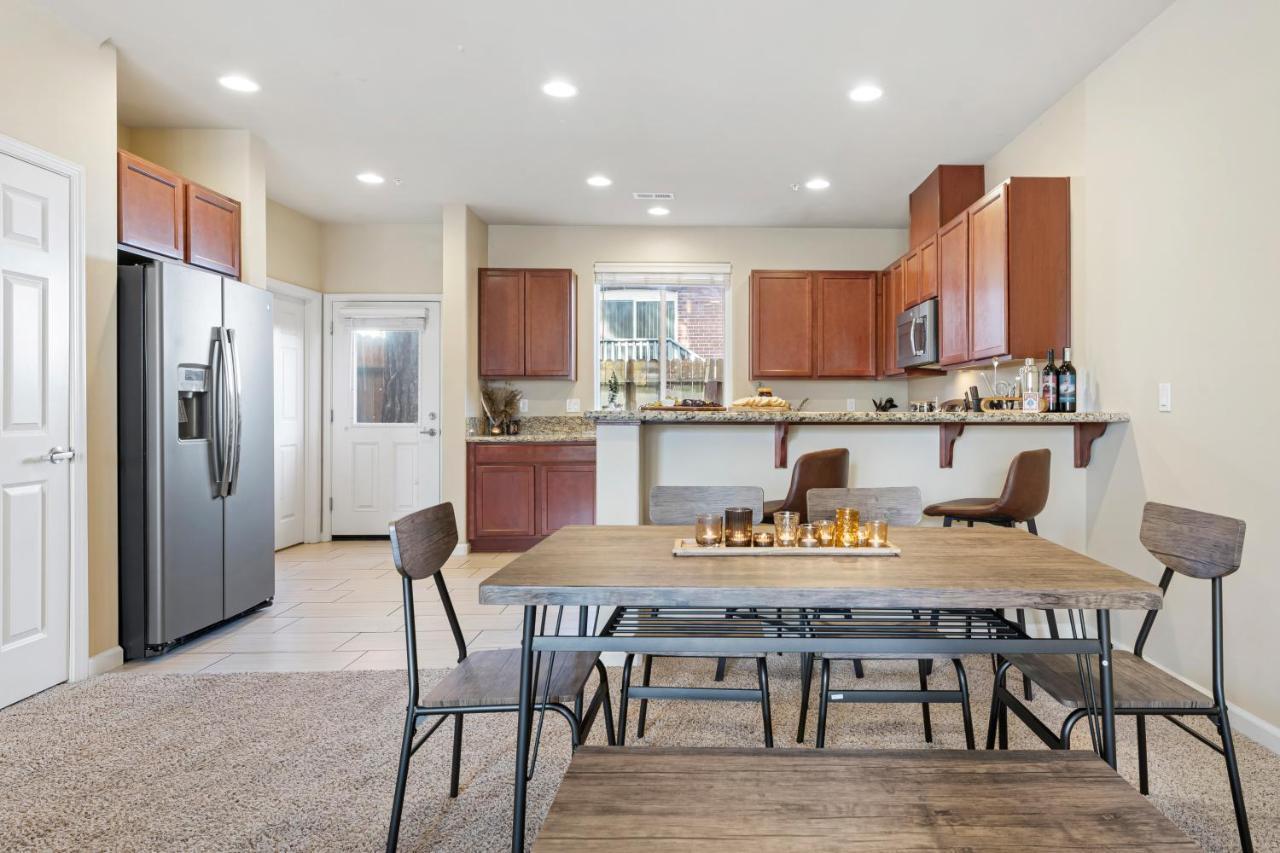 High End Midtown With Fireplace And Ensuite Baths Apartment *