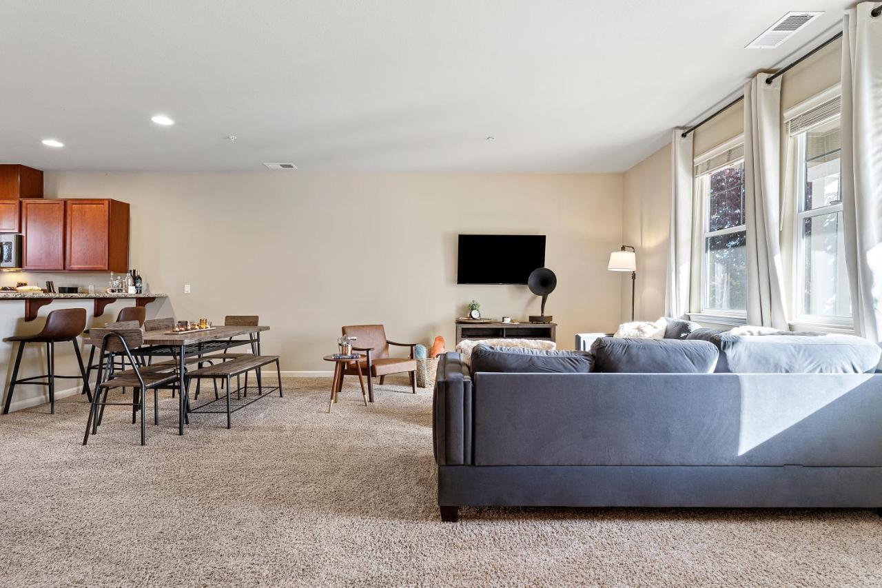 High End Midtown With Fireplace And Ensuite Baths Apartment Reno